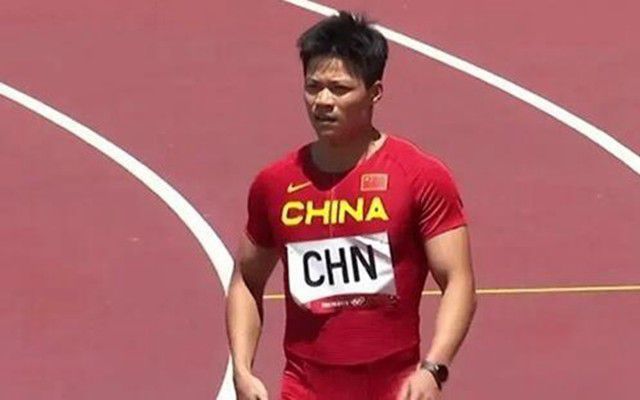 他的昂扬对准她湿润的入口视频